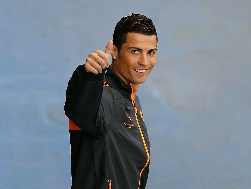 詹姆斯关键篮板抢断助球队逆转（詹姆斯关键抢板抢断助队完成逆转）