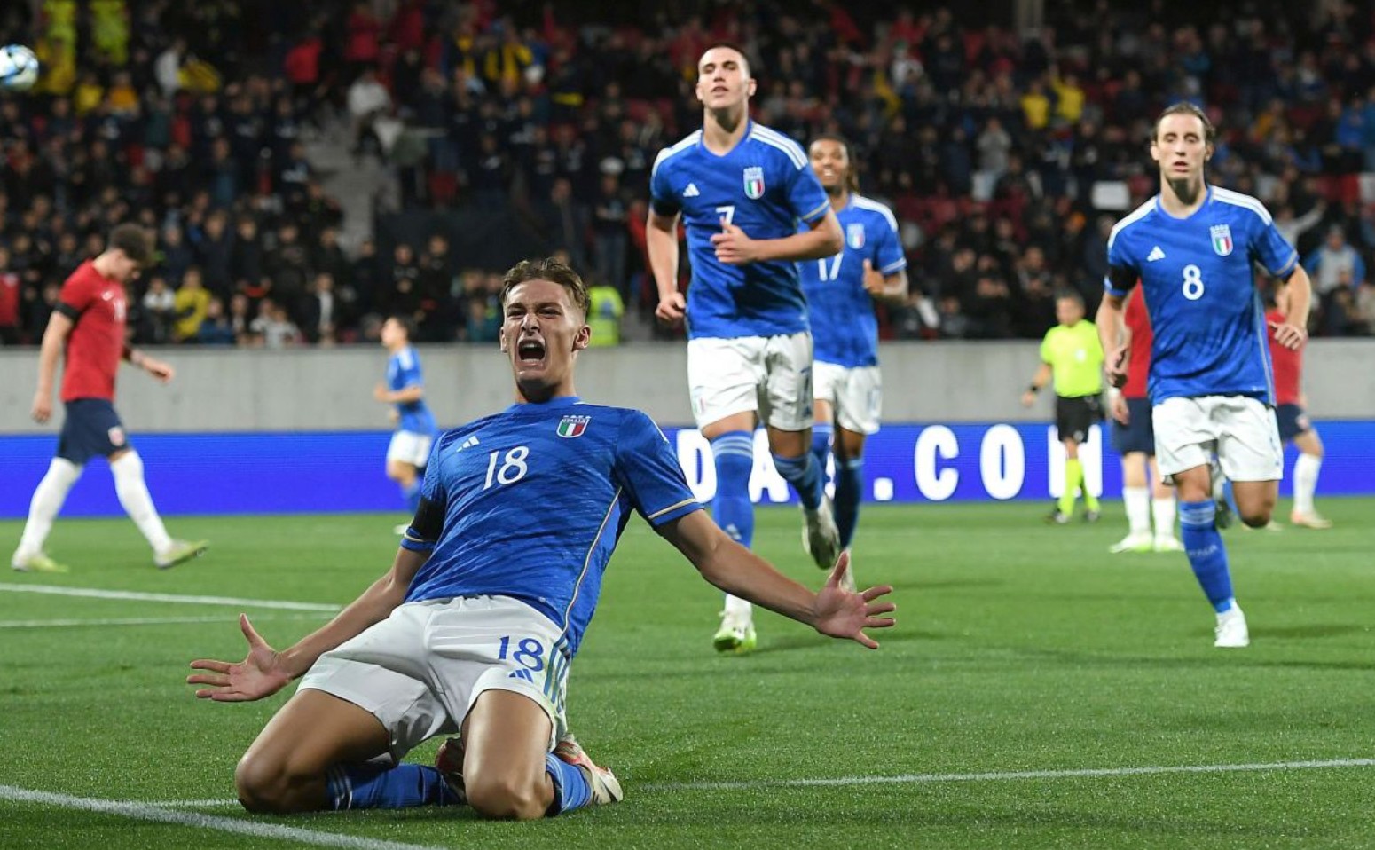 齐达内晒中国行照片：来中国遛了个弯，舒坦，下次还来（齐达内分享中国行照：来华随意转转，真惬意，下次还会再来）