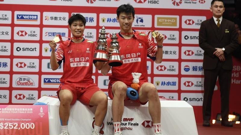 两位体坛巨星会面，樊振东欢乐开怀非常松驰，齐达内眼中充满欣赏（体坛双星同框，樊振东笑容灿烂神态轻松，齐达内目光尽显赞赏）