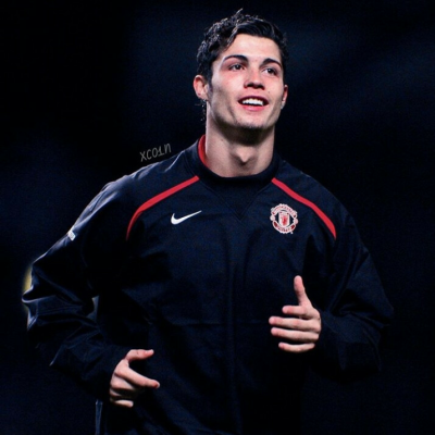 荣耀时刻，王燊超代表实现三连冠的上海海港捧起火神杯（高光时刻：王燊超代表三连冠上海海港高举火神杯）