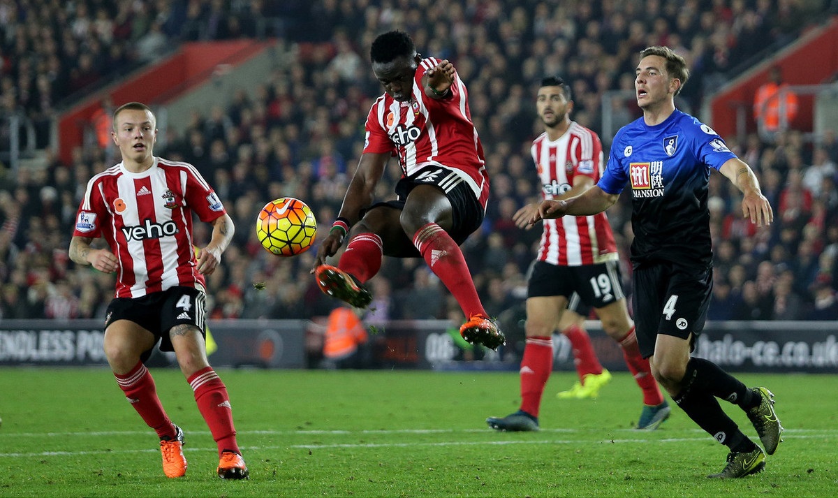 TA：孔帕尼相较图赫尔谦逊很多，不会对高层、球员评头论足（TA：与图赫尔相比，孔帕尼更为谦逊，不对高层和球员妄加评论）