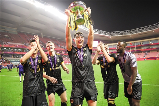 体育精神，霍伊伦祝贺麦克托米奈和苏格兰晋级世界杯（霍伊伦致贺麦克托米奈与苏格兰晋级世界杯，彰显体育精神）