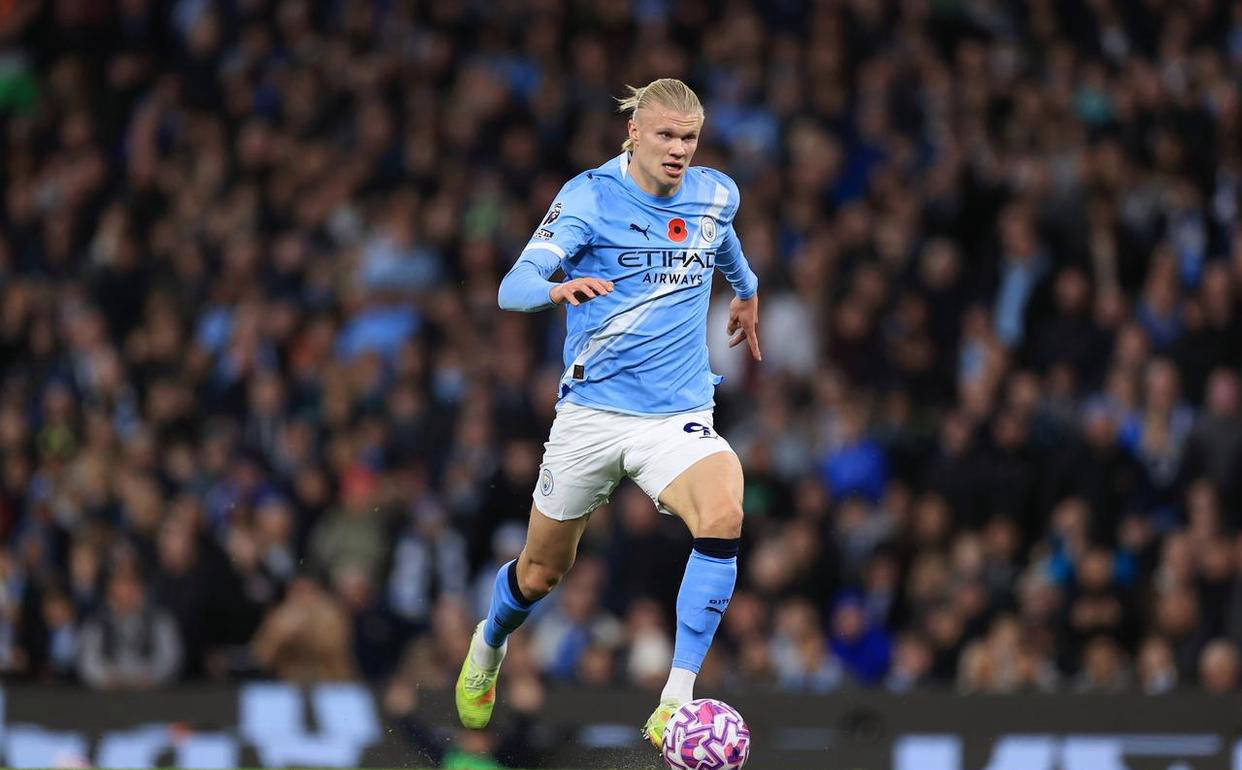 无敌了！39岁的胡尔克远距离任意球重炮破门！（宝刀未老！39岁胡尔克超远任意球重炮轰破球门）