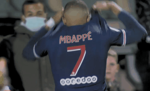 恩昆库加盟米兰后表现未达预期，面临舆论争议，需时间适应球队战术体系。