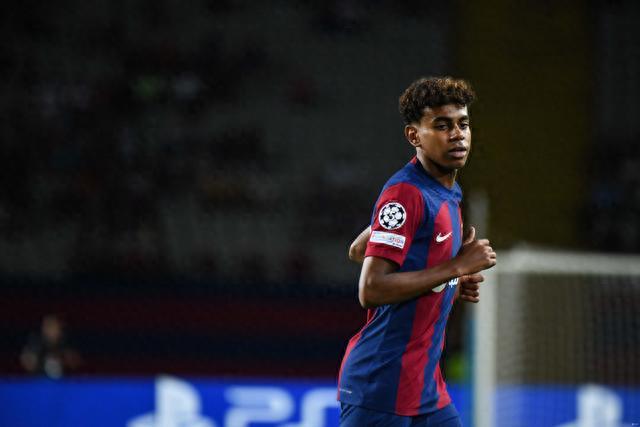 世体：弗里克对阿劳霍首张黄牌不满，他要求球员尽量减少抗议（世体：弗里克不满阿劳霍首张黄牌，要求球员尽量少抗议）