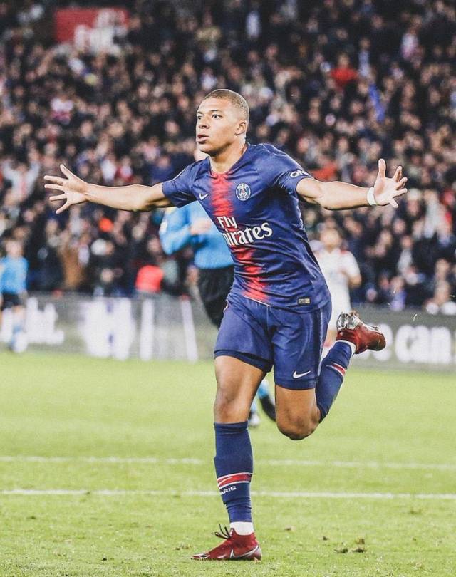 弗洛伦蒂诺指责特瓦斯加入足协董事会，但其本人亦曾加入数年（弗洛伦蒂诺抨击特瓦斯入足协董事会，自己此前亦在任数年）