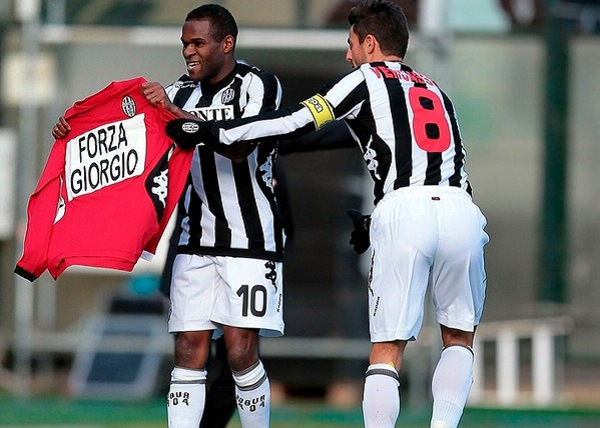 中国足协新规影响中超亚冠竞争，女足面临资金压力，外援政策收紧，挑战加剧。（足协新政波及中超亚冠竞争，女足资金承压，外援趋严，挑战升级）